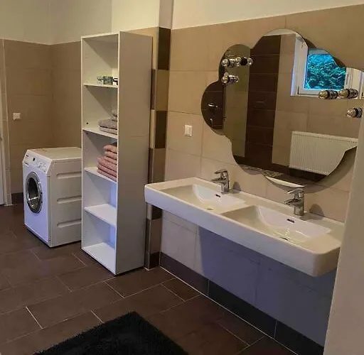 Дом отдыха Seenahes Haus Mit Hot Tub Крумпендорф